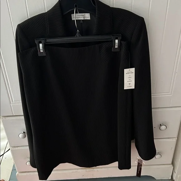 Tahari Black and White Pinstripe Two Piece Suite NEW WITH TAGS, Smoke Free Home - Picture 12 of 12